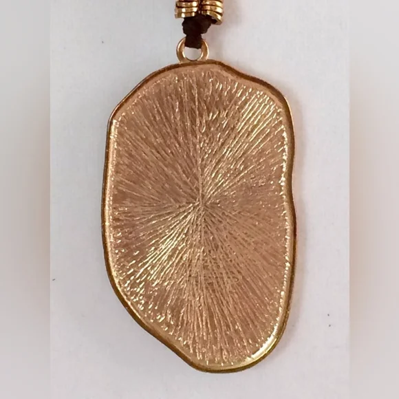 Green agate slice pendant on gold-tone black necklace - Picture 4 of 6